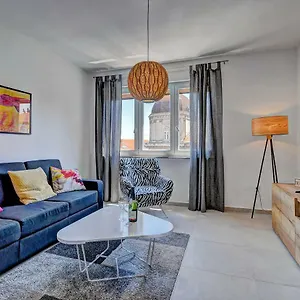 Lola App In Center, 4+1 Pax Pula
